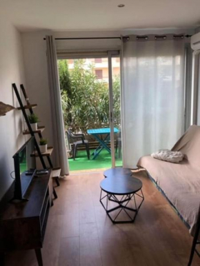 Appartement rénové RDC terrasse 200m plage